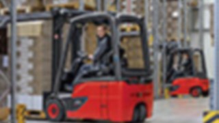 Eficiència energètica gràcies a bateries d'ió de liti per carretons elèctrics a Catalunya. MAICAR-Linde Material Handling. Eficiència energètica gràcies a bateries d'ió de liti per carretons elèctrics a Catalunya. MAICAR-Linde Material Handling.